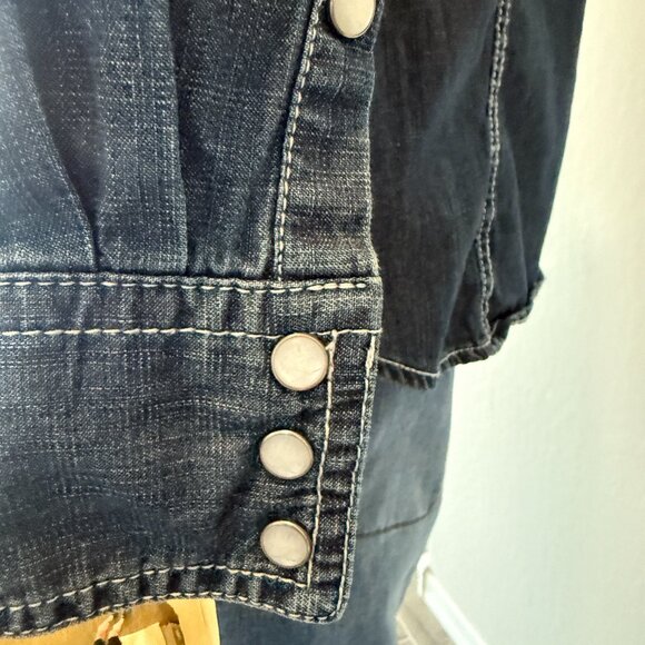 Ariat Women's Denim Snap Shirt (Fitted) - Picture 4 of 12